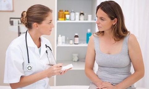 El médico prescribe tratamiento para las varices.